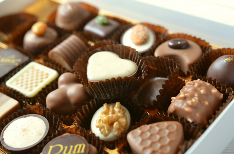 boulangerie-MONTAUROUX-min_chocolates_food_candy_calories_nibble_chocolate_heart-782043